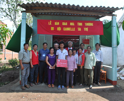 Ông Rober Nugier, Chủ tịch  Hội Cannelle (Pháp) chụp ảnh lưu niệm tại buổi lễ trao nhà.