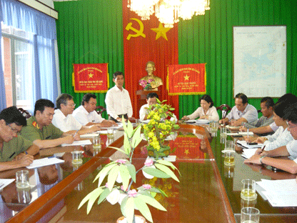 Tổ công tác liên ngành tỉnh làm việc với Ban Giám đốc Công ty TNHH Dụ Đức Việt Nam vào chiều ngày 23-3.