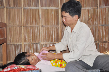 Anh Thơm tận tụy chăm sóc  vợ đang sống đời sống thực vật.