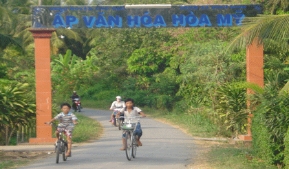Người dân phấn khởi đi trên con đường trải nhựa vào ấp Hòa Mỹ (xã Bình Ninh).
