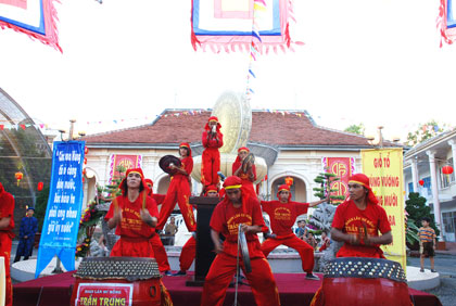 Hàng năm, ngày Giỗ Tổ Hùng Vương đã được tổ chức rộng khắp.  Ảnh: Múa lân sư rồng mở đầu Giỗ Tổ tại Bảo tàng Tiền Giang.