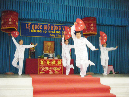 Biểu diễn thể dục dưỡng sinh người cao tuổi tại giỗ Tổ.