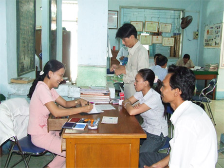 Công chức phường 1, TP. Mỹ Tho thực hiện quy trình tiếp nhận và trả hồ sơ theo quy định “một cửa”.