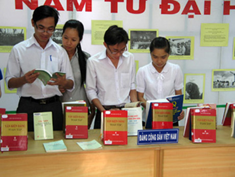 Đọc sách là một thói quen tốt. Ảnh: tiengiang.gov.vn