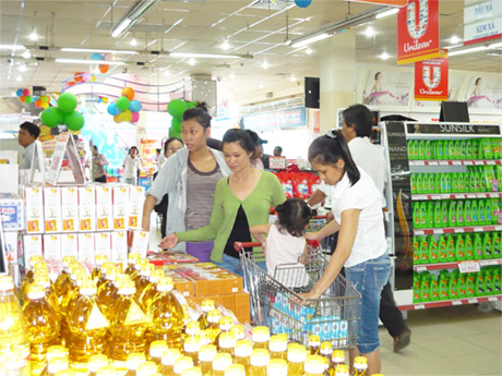 Mua sắm tại Co.op Mart Mỹ Tho. Ảnh: Hữu Nghị.