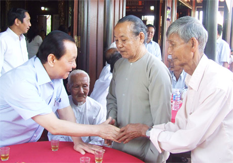 Ông Lê Thanh Hải ân cần thăm hỏi các vị cao niên.