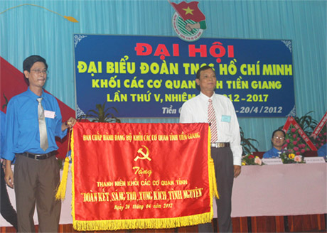 Tuổi trẻ Đoàn khối nhận cờ thi đua 