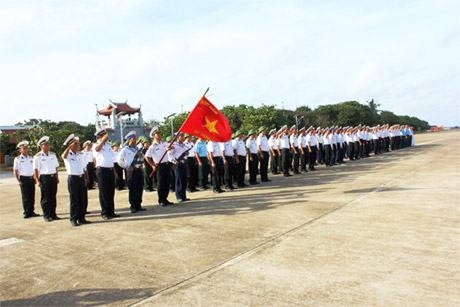 Chào cờ buổi sáng trên đảo Trường Sa Lớn.