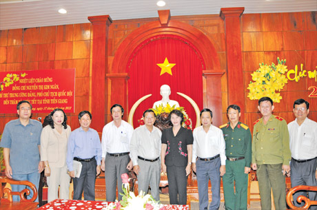 Phó Chủ tịch Quốc hội Nguyễn Thị Kim Ngân cùng Bí thư Tỉnh ủy Trần Thế Ngọc và các đồng chí lãnh đạo tỉnh nhân dịp về thăm và làm việc  với Tiền Giang Tết Nhâm Thìn - 2012.  
