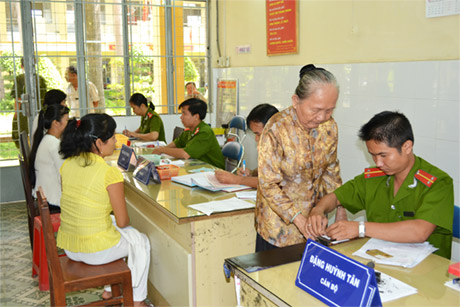 Người dân khi đến làm giấy CMND được hướng dẫn tận tình.