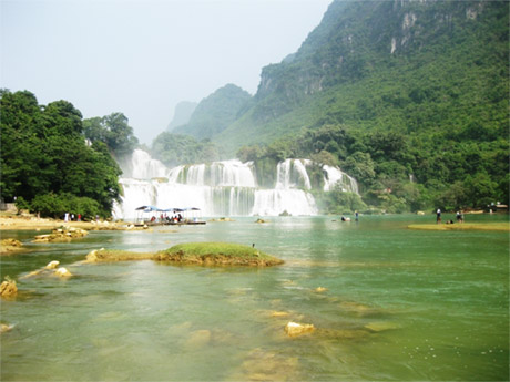 Thác Bản Giốc mang vẻ đẹp hùng vĩ, từ lâu đã nổi tiếng khắp cả nước.