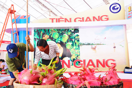 Gian hàng Tiền Giang khẩn trương hoàn tất cho kịp giờ khai mạc.