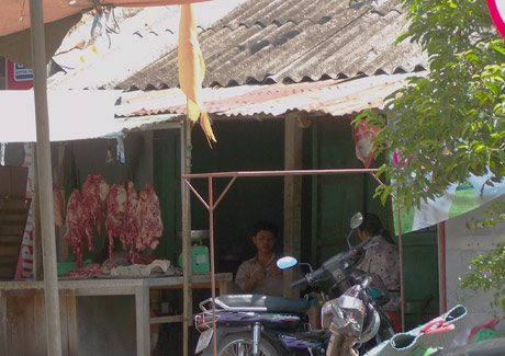 Sạp thịt bò nơi Phạm Văn Tính hành nghề trị bệnh bằng nước lã.