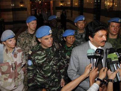 Ông Neeraj Singh, nhân viên của LHQ, đang trả lời phỏng vấn của báo chí  