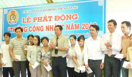 Trao quà  cho các  công nhân có hoàn cảnh khó khăn  tại  lễ phát động  Tháng Công nhân  năm 2012.