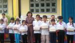 Tặng quà cho học sinh vượt khó học tốt