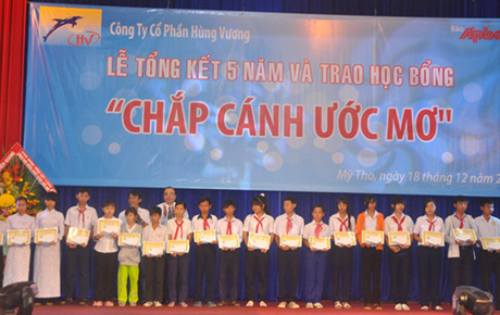 Học bổng chắp cánh ước mơ - một mô hình khuyến học cần được nhân rộng. Ảnh: Nguyễn Sự.