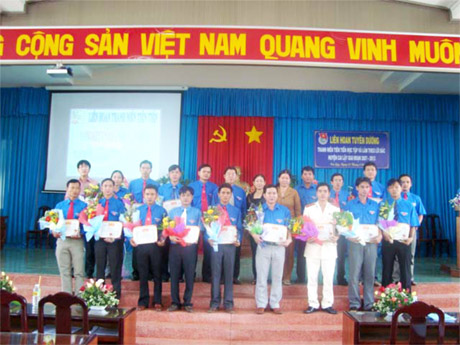 Tuyên dương điển hình đoàn viên, thanh niên tiêu biểu.