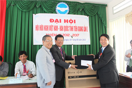 Ngài Oh Duk tặng quà cho Liên hiệp các tổ chức hữu nghị tỉnh.