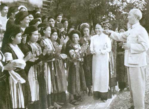 Năm 1965, Bác và bà Nguyễn Thị Thập tiếp đại biểu phụ nữ các dân tộc ít người.