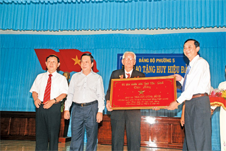 Lãnh đạo tỉnh và TP. Mỹ Tho chúc mừng đồng chí Nguyễn Công Bình.