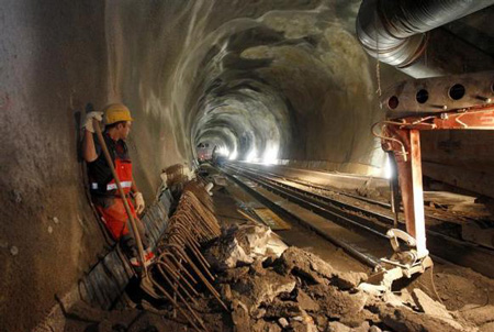Kỷ lục đường hầm xe lửa dài nhất hiện nay thuộc về Seikan ở Nhật Bản