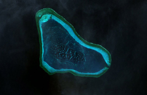 Bãi cạn Scarborough/Hoàng Nham, nơi đang diễn ra tranh chấp căng thẳng giữa Philippines và Trung Quốc. Ảnh: NASA