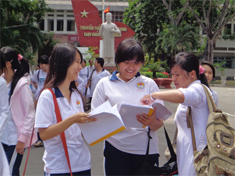 Thí sinh Hội đồng thi THPT Nguyễn Đình Chiểu sau giờ thi Địa lý.