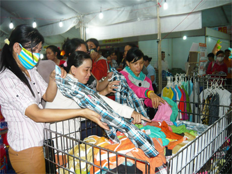 Đưa hàng Việt về nông thôn góp phần đưa hàng hóa Việt Nam đến với người tiêu dùng. Ảnh : Phiên chợ hàng Việt về huyện Gò Công Đông.