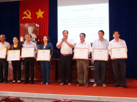 UBMTTQ tỉnh tặng giấy khen cho các cá nhân, tập thể thực hiện tốt cuộc vận động. Ảnh: M.T