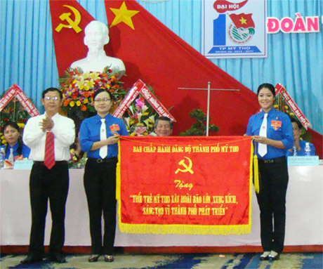 Ông Huỳnh Đức Minh, Bí thư Thành ủy Mỹ Tho trao bức trướng tặng “Tuổi trẻ Mỹ Tho xây hoài bão lớn, xung kích, sáng tạo vì thành phố phát triển”.