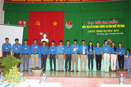 Ban Chấp hành Đoàn trường nhiệm kỳ 2012 - 2014 ra mắt tại Đại hội.