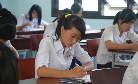 Thí sinh đang chuẩn bị thi tốt nghiệp môn hóa tại Hội đồng thi THPT Vĩnh Bình.