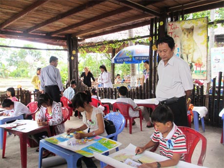 Quang cảnh các cháu thi vẽ tranh.