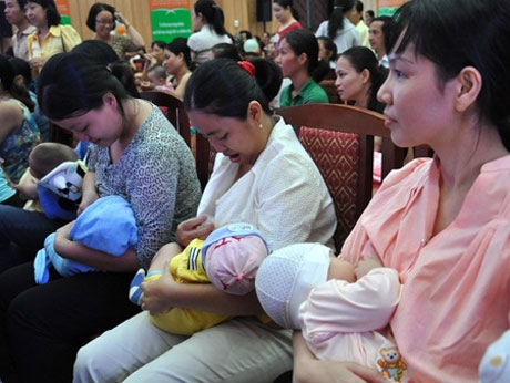 Nghỉ thai sản 6 tháng sẽ góp phần nuôi con hoàn toàn bằng sữa mẹ trong 6 tháng đấu. Nguồn: petrotimes.vn