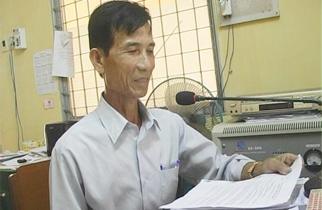 Chú Trạng đọc chương trình phát thanh.