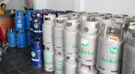 Giá gas giảm nhẹ vào đầu tháng 6-2012, góp phần làm chỉ số tiêu dùng giảm. Ảnh: K.T