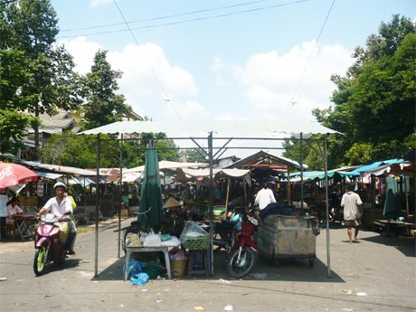 Chợ Cũ đang nhóm họp tạm trên đường Nguyễn Văn Nguyễn - nơi đây sẽ triển khai chợ đêm.