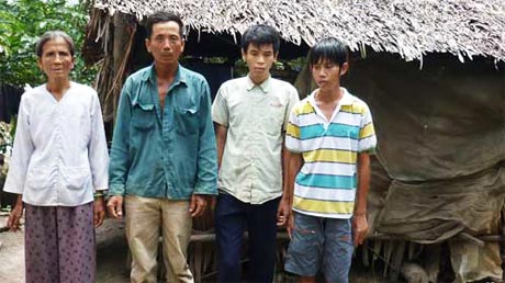 Chú Mừng bên mẹ già và hai đứa con.