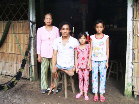 Vợ chồng anh Lê Văn Vũ với công việc mưu sinh hàng ngày và hạnh phúc bên 2 đứa con ngoan.