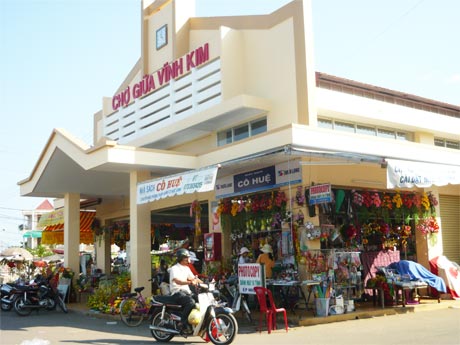 Chợ Giữa Vĩnh Kim đã được đầu tư khang trang, thúc đẩy hoạt động thương mại trên địa bàn và khu vực lân cận.