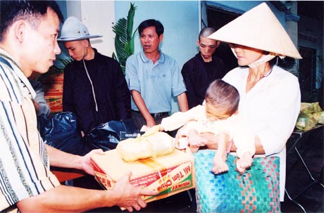 Các nhà hảo tâm trao quà cho trẻ em nghèo.