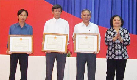 Bí thư Tỉnh ủy (khóa VIII) Trần Thị Kim Cúc trao giải I loại hình báo in và phát thanh -  truyền hình cho các tác giả qua cuộc thi lần thứ nhất. Ảnh: THANH HẢO