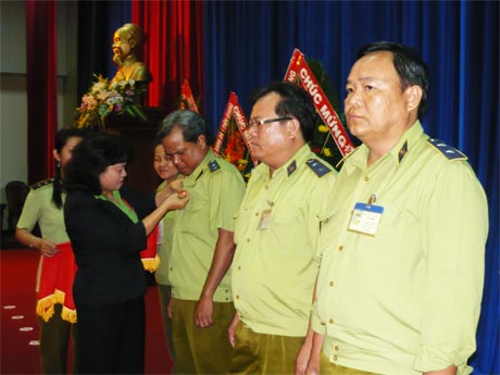 Trao Kỷ niệm chương “Vì sự nghiệp Công thương”.