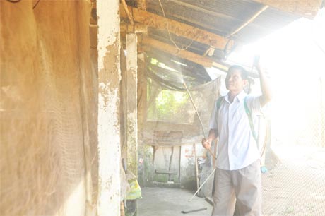 Người dân đang tập trung phun thuốc tiêu độc khử trùng xung quanh chuồng trại của mình (Ảnh chụp tại huyện 