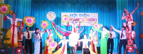 Tiết mục tốp ca “Bốn ngàn năm rực rỡ gấm hoa” do Đội văn nghệ trường Trung cấp Nghề khu vực Gò Công biểu diễn.