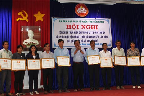 Lãnh đạo Ủy ban MTTQ tỉnh tặng Bằng khen cho các tập thể, cá nhân.