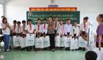 Một doanh nghiệp tặng 500 phần quà cho học sinh nghèo