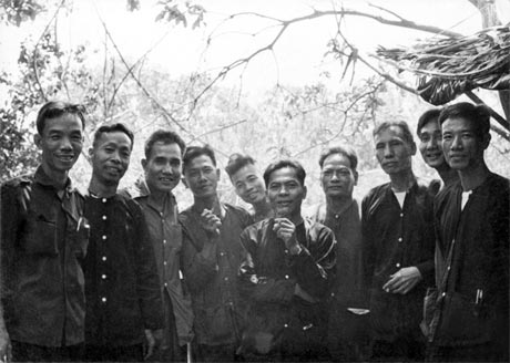Ông Nguyễn Văn Y (thứ 3 từ phải sang) và đồng đội.