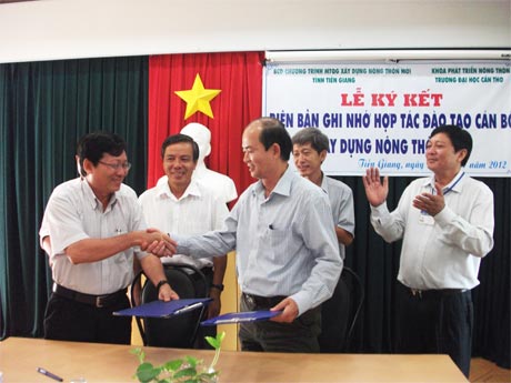 Ông Nguyễn Thanh Cẩn, Phó Trưởng BCĐ tỉnh và PGS.TS Nguyễn Duy Cần, Trưởng khoa Phát triển nông thôn (Trường Đại học Cần Thơ) tiến hành thủ tục ký kết.